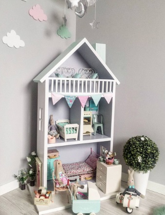 Domek dla lalek to świetna dekoracja do pokoju dziecięcego.