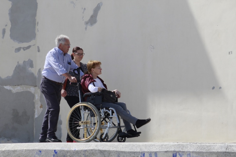 Osoba na wózku inwalidzkim i jej rodzina