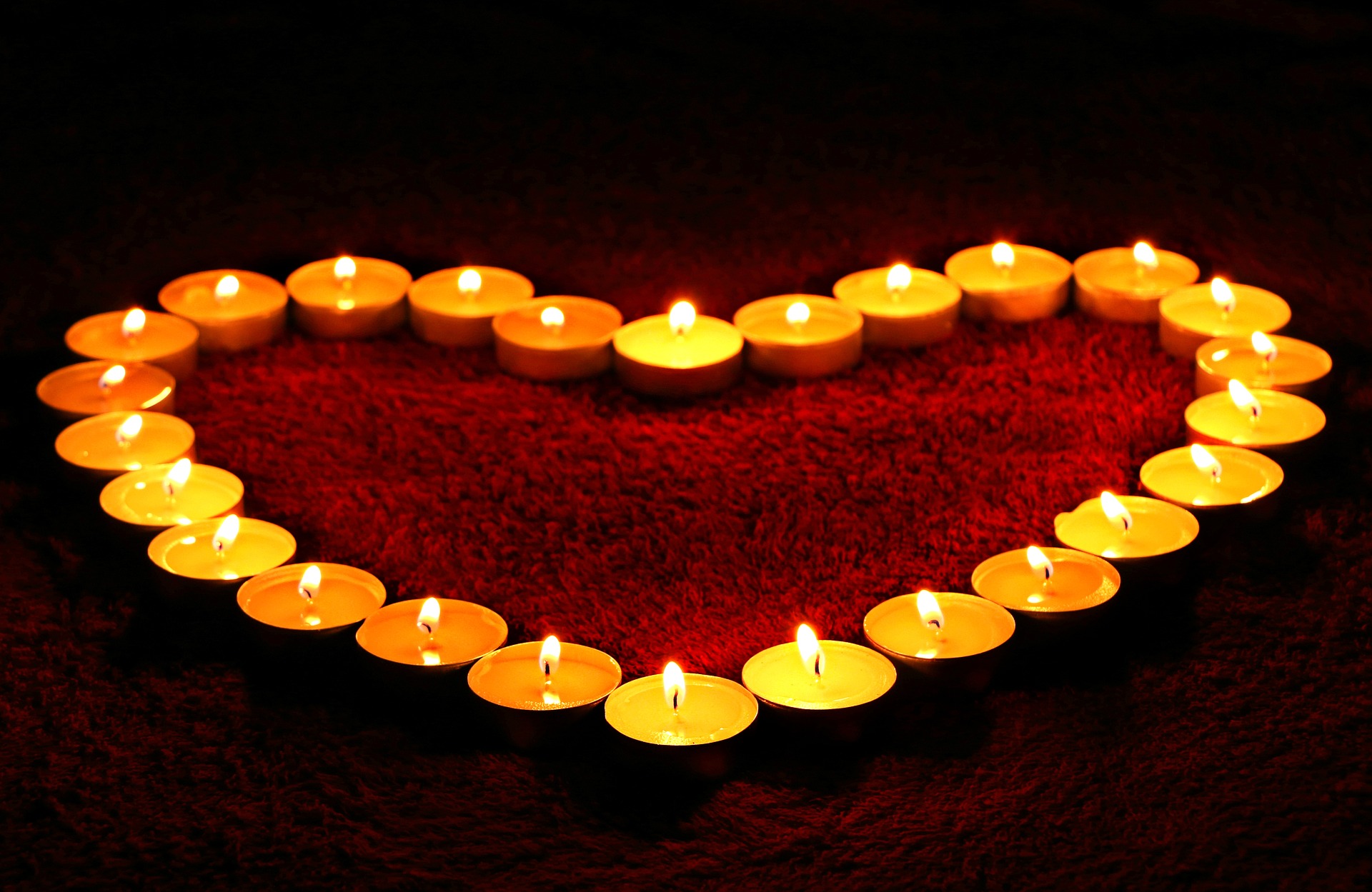 świeczki ustawione w kształcie serca