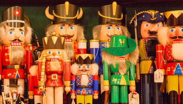 Drewniane dziadki do orzechów – figurki w magicznym stylu