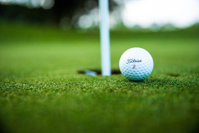 Jak wybrać najlepszą piłeczkę golfową?